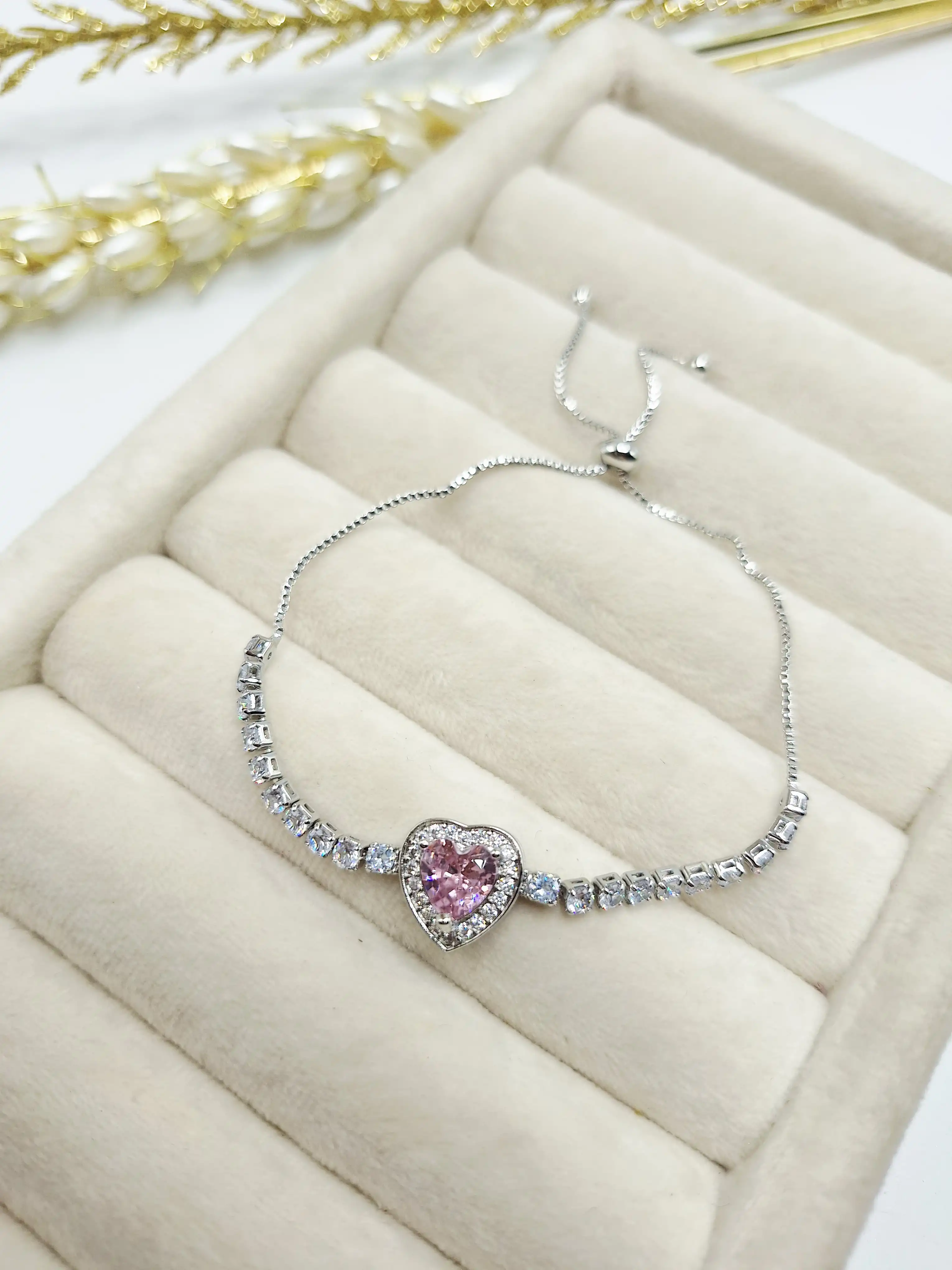 دستبند جواهری طرح قلب صورتی نگینی ( مدل آسانسوری قابل تنظیم)