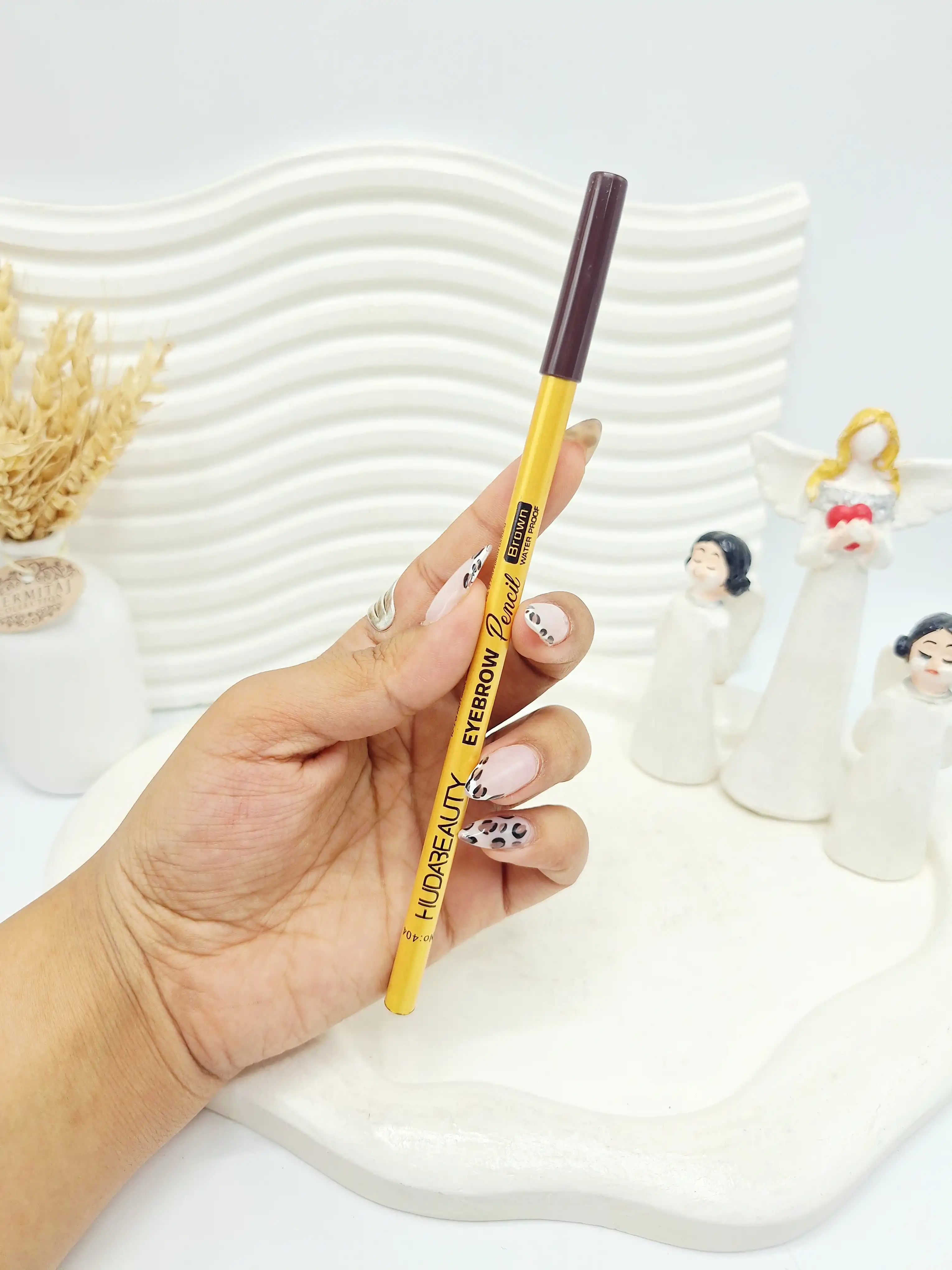 مداد ابرو تکی قهوه ای برند HUDABEAUTY کد ۴۹۶۱